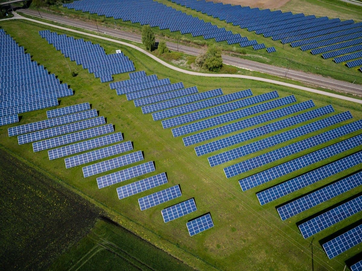 Letecký pohled na fotovoltaický park
